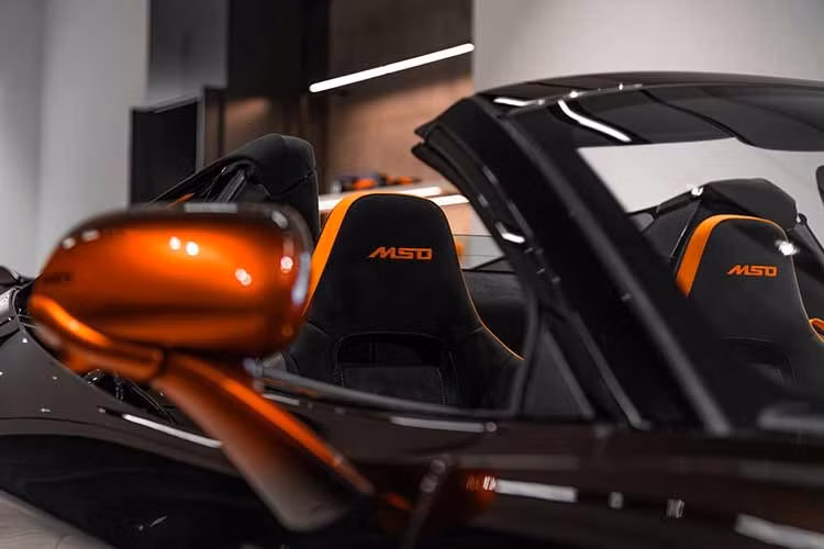 Dưới nắp ca-pô của siêu phẩm McLaren 750S Spider MSO Orange Coriolis độc nhất vô nhị này, sở hữu khối động cơ V8 4.0L tăng áp kép, sản sinh công suất tối đa 750 mã lực.