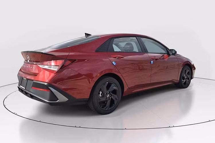 Nếu có điều kiện, bạn nên mua Hyundai Elantra phiên bản Hybrid cho năm 2026, vì nó êm ái hơn và tiết kiệm nhiên liệu hơn. Tuy nhiên, bản thường vẫn đáng để lái thử.