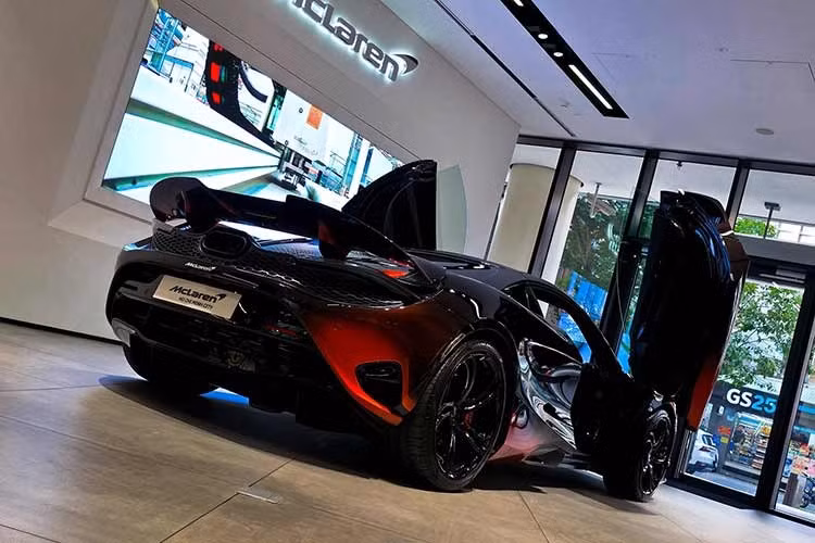 Nhờ việc ứng dụng vật liệu carbon siêu nhẹ, trọng lượng khô của xe được tối ưu hóa ở mức 1.326 kg, giúp xe chỉ mất 2,8 giây để bứt tốc từ 0–100 km/h trước khi đạt vận tốc cực đại 332 km/h.