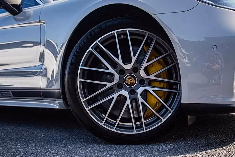 Đáng ngạc nhiên hơn, chiếc xe Porsche Panamera Turbo S này có vẻ như chưa được ông Vũ cầm lái trên đường phố Việt, mà phần nhiều do lái xe điều khiển trước khi bị bán, lúc này odo của xe cũng chỉ mới gần 1.000 km. Sau vài tháng, xe cũng tìm thấy chủ nhân, một đại gia trong lĩnh vực đồ trang sức xa xỉ.