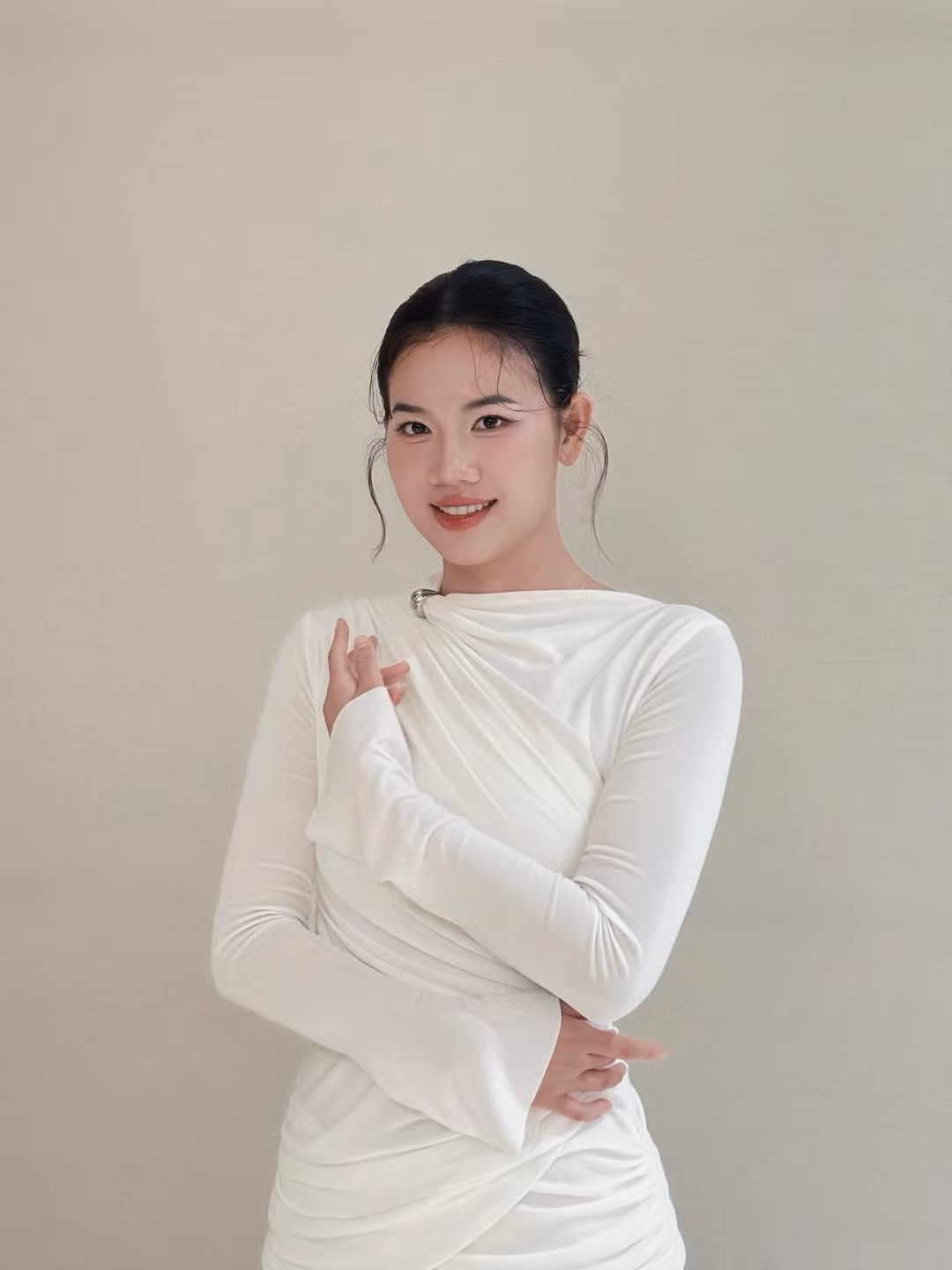 Khác hẳn với hình ảnh vận động viên mạnh mẽ, làn da rám nắng và vóc dáng săn chắc năm nào, Ánh Viên giờ đây gây chú ý với gương mặt thon gọn, làn da sáng mịn cùng phong thái tự tin, duyên dáng mỗi khi xuất hiện.
