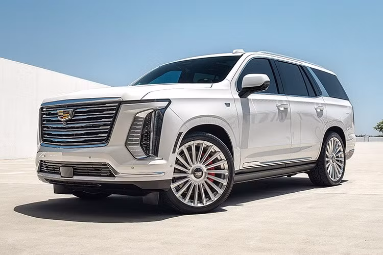 Trong khi phiên bản Escalade-V có hiệu suất cao hơn với V8 siêu nạp, công suất 682 mã lực và mô-men xoắn 885 Nm. Hệ thống treo trước và sau độc lập, công nghệ treo khí nén và Magnetic Ride Control.