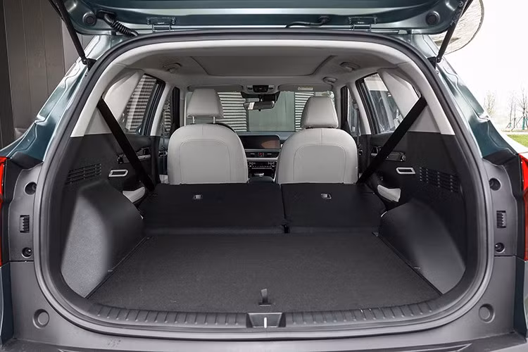Kia Seltos tại Trung Quốc có mức giá thấp hơn các thị trường khác là do xe được sản xuất trong nước, giúp cắt giảm chi phí vận chuyển, thuế nhập khẩu và một số khoản thuế khác. Chính phủ Trung Quốc cũng thường áp dụng các ưu đãi thuế và hỗ trợ cho xe lắp ráp nội địa, đặc biệt với các mẫu xe có dung tích động cơ nhỏ.