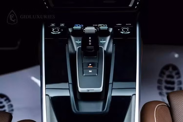 Porsche 911 Turbo S đời 992 hiếm hoi có mặt tại Việt Nam một khối động cơ 6 xy-lanh, dung tích 3.8 lít, tăng áp kép mạnh mẽ cho ra công suất tối đa 640 mã lực, tăng 60 mã lực so với phiên bản cũ và mô-men xoắn cực đại 800 Nm, có thể thấy là tăng thêm 50 Nm so với bản trước.