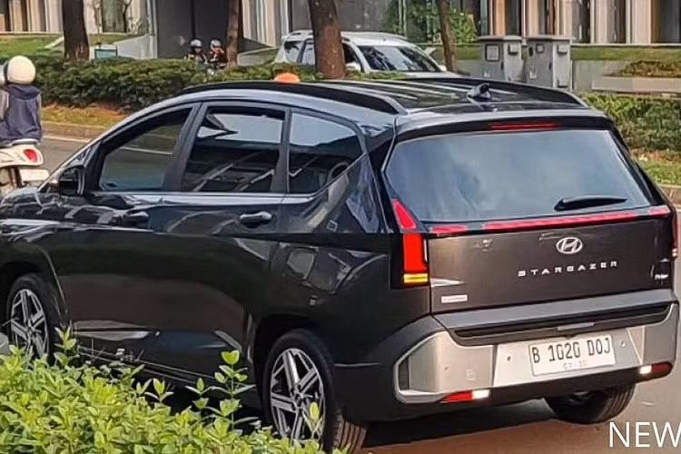 Theo Hyundai quảng cáo, Stargazer facelift có đèn chạy ban ngày nằm ngang lấy cảm hứng từ vị trí xích đạo của Indonesia và đèn hậu hình chữ H "tượng trưng cho sự hòa hợp và thống nhất kết nối miền đông và miền tây Indonesia".
