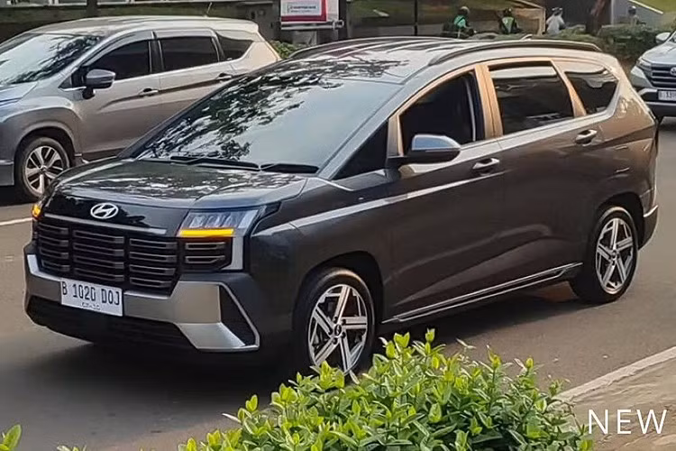 Hình ảnh hé lộ của hãng cho thấy chiếc xe MPV Hyundai Stargazer facelift 2026 trong bóng tối và chỉ lộ ra một phần hệ thống đèn đặc trưng, nhưng có thể thấy rõ Stargazer mới bằng cách tăng sáng ảnh.