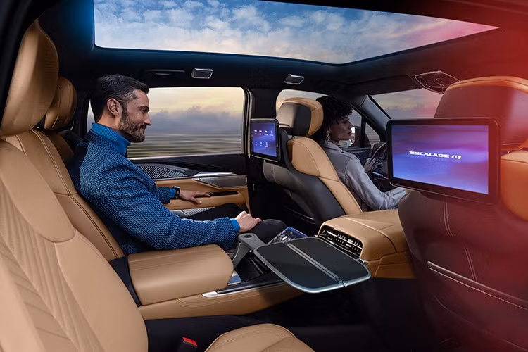 Màn hình tích hợp điều khiển bằng giọng nói, hỗ trợ kết nối Apple CarPlay và Android Auto. Vô-lăng mới tích hợp lẫy chuyển. Hệ thống đèn viền 128 màu. Ngoài ra, màn hình HUD là trang bị tiêu chuẩn trên các phiên bản ngoại trừ Luxury.