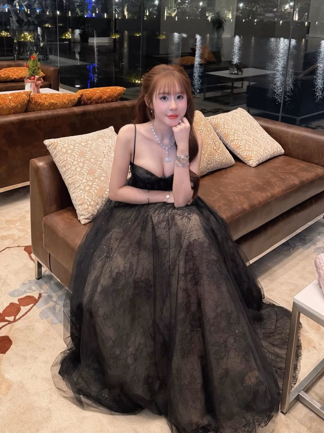 Kiểu tóc uốn nhẹ buông xõa kết hợp mái thưa trẻ trung càng tôn lên vẻ dịu dàng, nữ tính. Lối trang điểm trong trẻo, tập trung vào đôi mắt long lanh và đôi môi hồng tự nhiên khiến cô trông vừa ngọt ngào vừa cuốn hút, đúng chuẩn hình ảnh một cô gái trẻ trung, hiện đại khi đi ăn cưới.