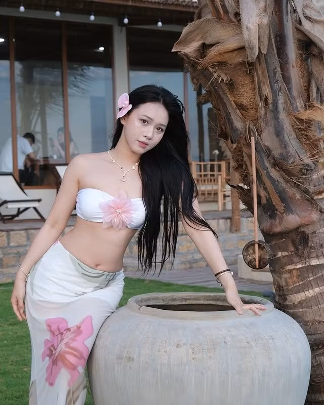 Nếu trên sân cỏ, Nhâm Mạnh Dũng chinh phục khán giả bằng những bàn thắng quyết định, thì ngoài đời, bạn gái anh lại ghi điểm bởi vẻ đẹp trẻ trung, vóc dáng chuẩn "hot girl phòng gym" và gu thời trang gợi cảm, cuốn hút.