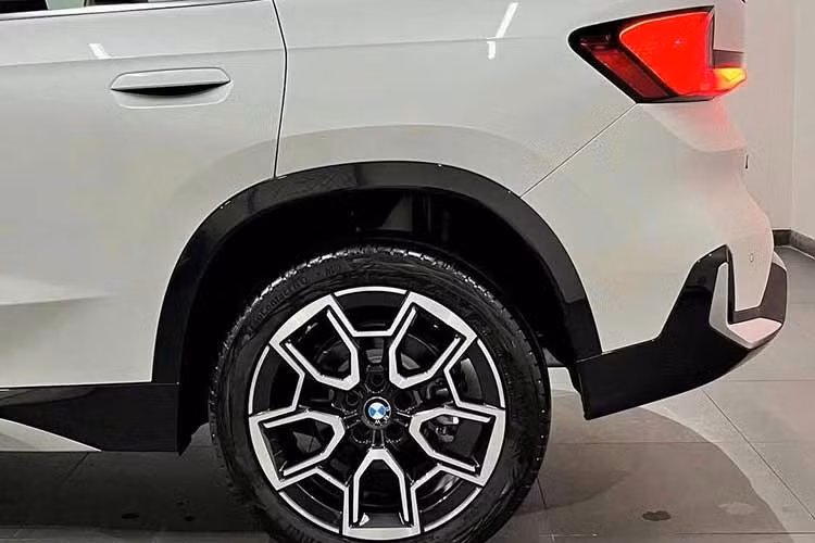 Phiên bản BMW X1 2026 dành cho thị trường Việt Nam được trang bị sẵn gói ngoại thất Xline, đi kèm hệ thống đèn LED thích ứng và bộ mâm hợp kim 19 inch mã 867. Cụm đèn định vị ban ngày dạng LED có tạo hình gợi liên tưởng đến dòng BMW 3 Series. Ở phía sau, đèn hậu LED được thiết kế thanh mảnh hơn, góp phần tạo cảm giác hiện đại và sắc nét cho tổng thể xe.