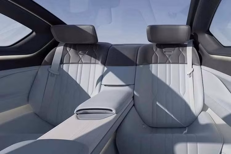 Các nhà thiết kế của BMW liên tục nói về sự tinh tế "để người ta có thể nhìn nhận lần thứ hai", nghĩa là chiếc xe tránh việc phô trương để thu hút sự chú ý. Thay vào đó Vision Alpina gợi nhớ đến các mẫu xe Alpina đời cũ và thậm chí kết hợp cả những đường nét từ các mẫu xe như BMW 507. Có những đường nét trang trí hiện đại, mũi xe hình cá mập và bánh xe 20 nan hoa để hoàn thiện vẻ ngoài.