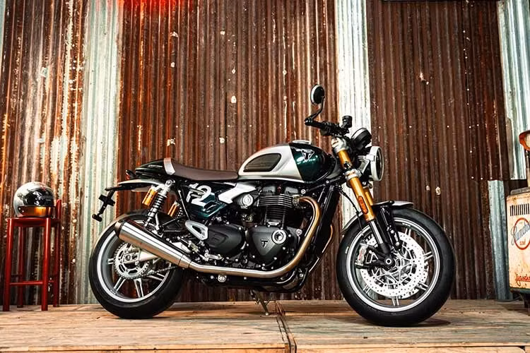 Sau khi được ra mắt toàn cầu vào tháng 1/2026, mẫu cafe racer Triumph Speed Twin 1200 Cafe Racer cũng đã nhanh chóng có mặt tại Việt Nam. Chỉ được sản xuất 800 chiếc trên toàn thế giới và duy nhất 1 chiếc về Việt Nam, xe dựa trên Speed ​​Twin 1200 RS.