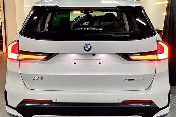 So với đời cũ, BMW X1 thế hệ mới được gia tăng đáng kể về kích thước. Xe có chiều dài 4.500 mm, rộng 1.845 mm và trục cơ sở 2.692 mm. Nhờ đó, không gian nội thất được cải thiện, đồng thời khoang chứa hành lý cũng rộng rãi hơn.Diện mạo của BMW X1 mới được phát triển theo phong cách thiết kế mới nhất của thương hiệu Đức. Phần đầu xe gây chú ý với cụm lưới tản nhiệt quả thận cỡ lớn.