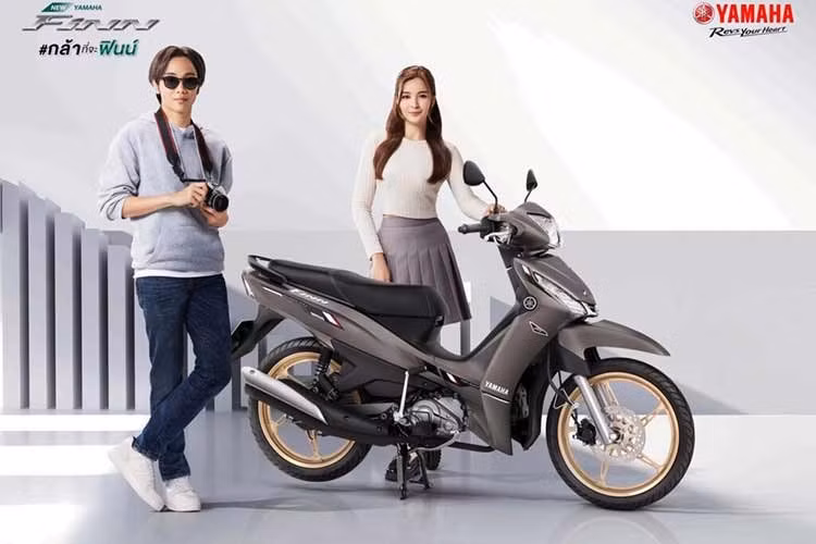 Nhằm tăng cường độ an toàn khi vận hành, YAMAHA Finn mới còn được trang bị hệ thống phanh UBS (Unified Brake System), giúp phân bổ lực phanh tới bánh trước khi sử dụng phanh chân, từ đó nâng cao hiệu quả dừng xe và tăng sự tự tin cho người lái.