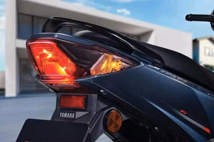Về vận hành, YAMAHA Finn mới sử dụng động cơ 115cc kết hợp hệ thống phun xăng thông minh, nổi bật với độ bền cao, khả năng tiết kiệm nhiên liệu và dễ bảo trì. Bộ điều khiển ECU giúp tối ưu lượng nhiên liệu cung cấp, mang lại hiệu suất vận hành ổn định trên nhiều điều kiện đường sá khác nhau.