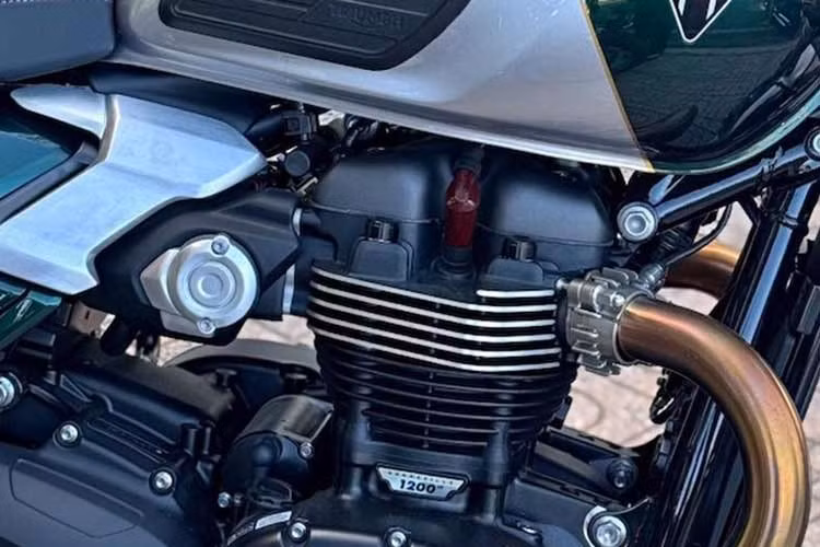 Sức mạnh đến từ động cơ xi-lanh đôi Bonneville 1200 độ nén cao của Triumph, sản sinh công suất 105 mã lực ở 7.750 vòng/phút và giới hạn vòng tua 8.000 vòng/phút. Thứ tự đánh lửa 270 độ đặc trưng, ​​kết hợp với trục khuỷu quán tính thấp, đảm bảo phản ứng ga tức thì và khả năng truyền lực mạnh mẽ, trong khi mô-men xoắn được duy trì xuyên suốt dải vòng tua, đạt đỉnh 112Nm.
