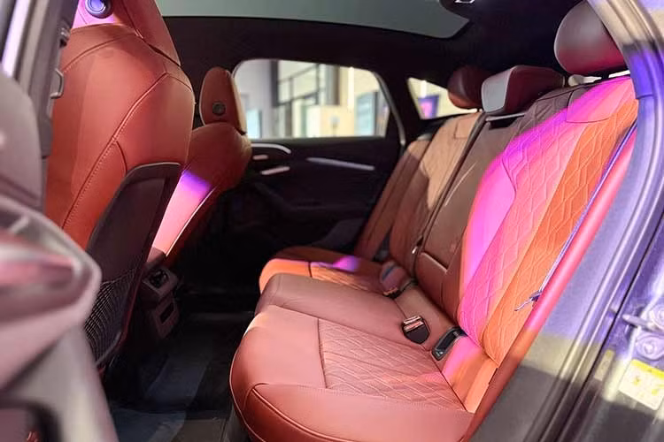 Dù là mẫu sedan thể thao, S6 Sportback e-tron vẫn có hàng 2 ngồi không quá chật chội. Kính trần Panorama trên S6 Sportback e-tron có thể điều chỉnh độ trong/đục thông qua nút vật lý phía trên. Có khoảng 4 kiểu cài đặt tùy vào sở thích người dùng. Độ trong đục không ảnh hưởng tới khả năng chống nóng. Cốp xe dung tích 502 lít và có thể tăng thành 1.330 lít khi gập hàng ghế 2.