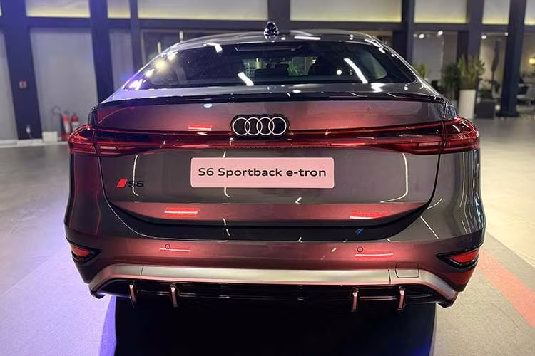 Bộ pin dung lượng lớn cho phép Audi S6 Sportback e-tron di chuyển tối đa 678 km sau mỗi lần sạc đầy theo tiêu chuẩn WLTP. Xe đồng thời được trang bị kiến trúc điện 800 volt hỗ trợ sạc nhanh DC công suất tối đa 270 kW, giúp thời gian sạc từ 10-80% pin chỉ khoảng 21 phút trong điều kiện tối ưu.