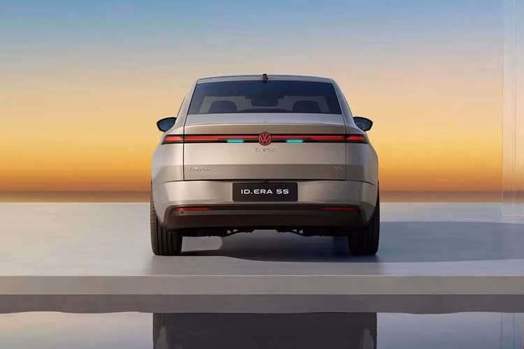Dàn đèn chiếu sáng trên xe báo hiệu khi hệ thống lái tự động dựa trên điện toán đám mây tiên tiến của xe được kích hoạt. Volkswagen đã xác nhận rằng ID. Era 5S sẽ là mẫu sedan đầu tiên trên toàn cầu của hãng có khả năng lái bán tự động trong môi trường đô thị.