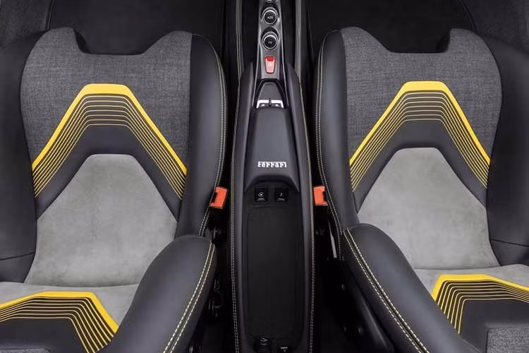 Nằm bên dưới nắp ca-pô của Ferrari HC25 vẫn là động cơ nguyên bản của F8 Spider. Đây là động cơ V8, tăng áp kép, dung tích 3.9L, sản sinh công suất tối đa 710 mã lực và mô-men xoắn cực đại 770 Nm.
