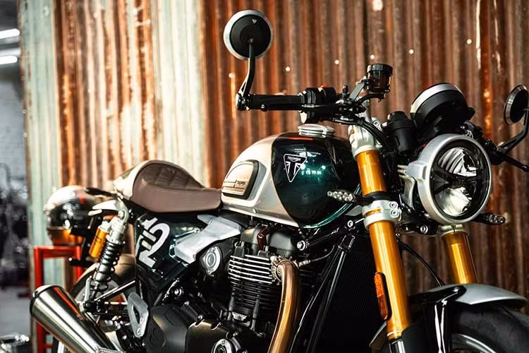 Triumph Speed Twin 1200 Cafe Racer được trang bị tay lái clip-on, loại bỏ gác chân cho người ngồi sau và có yên xe màu nâu hình viên đạn đặc trưng với ốp sau có thể tháo rời. Mỗi chiếc Speed ​​Twin 1200 Cafe Racer Edition đều được cung cấp kèm theo Giấy chứng nhận xác thực, đảm bảo tính độc quyền của chiếc môtô phiên bản giới hạn này.