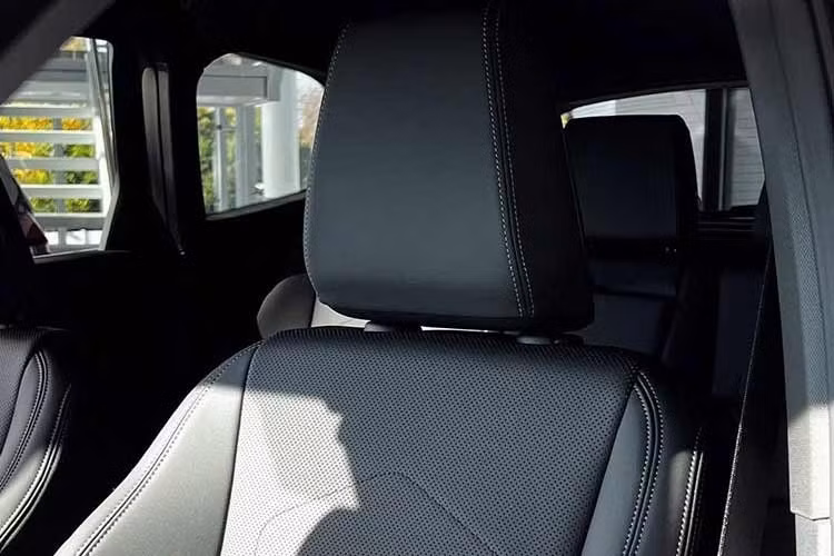 BMW X1 sDrive20i được trang bị động cơ xăng 2.0L, cung cấp công suất 204 mã lực và mô-men xoắn 300 Nm. ức mạnh được truyền tới bánh trước thông qua hộp số tự động 7 cấp. Nếu đặt cạnh BMW X3 ở phân khúc cao hơn, X1 có mức công suất nhỉnh hơn nhưng mô-men xoắn thấp hơn. Ngoài ra, xe còn được trang bị hệ thống treo thích ứng.