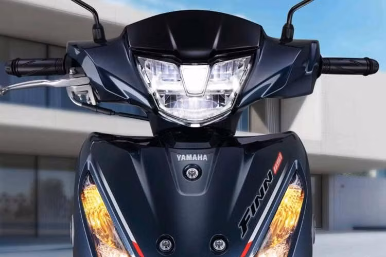 Cụm đèn hậu và đèn xi-nhan của mẫu xe máy số Yamaha Finn 2026 thế hệ mới cũng được tinh chỉnh để mang đến vẻ ngoài thanh lịch và cao cấp hơn.