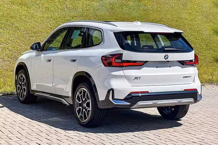 Giá bán tạm tính của BMW X1 2026 được đại lý đưa ra ở mức 1,689 tỷ đồng. Trước mắt, xe chỉ có một cấu hình được phân phối tại Việt Nam là sDrive20i. Tại Việt Nam, BMW X1 cạnh tranh trong nhóm SUV hạng sang cỡ nhỏ, nơi số lượng đối thủ trực tiếp không nhiều.