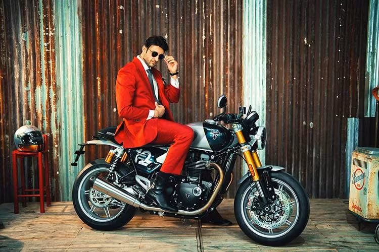 Tại Việt Nam, Speed Twin 1200 Cafe Racer có giá 709,9 triệu đồng - đắt hơn 50 triệu đồng so với Speed Twin 1200 RS cơ bản đời 2026. Đây được xem là mẫu xe kế nhiệm gián tiếp của Triumph Thruxton 1200 R/RS, khi chúng dựa trên một nền tảng và có dáng cafe racer. Tuy nhiên xe có bình xăng, mâm đúc, đồng hồ đơn khác biệt so với Thruxton.