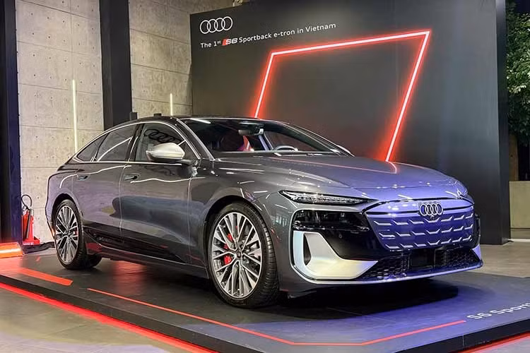 Việc mở bán Audi S6 Sportback e-Tron 2026 đánh dấu lần đầu tiên dòng xe hiệu suất cao S-series có phiên bản thuần điện tại thị trường Việt Nam. Mẫu sedan điện mới của Audi được định vị ở nhóm xe hiệu suất cao, kết hợp giữa khả năng vận hành mạnh mẽ, công nghệ hiện đại và phạm vi hoạt động dài.