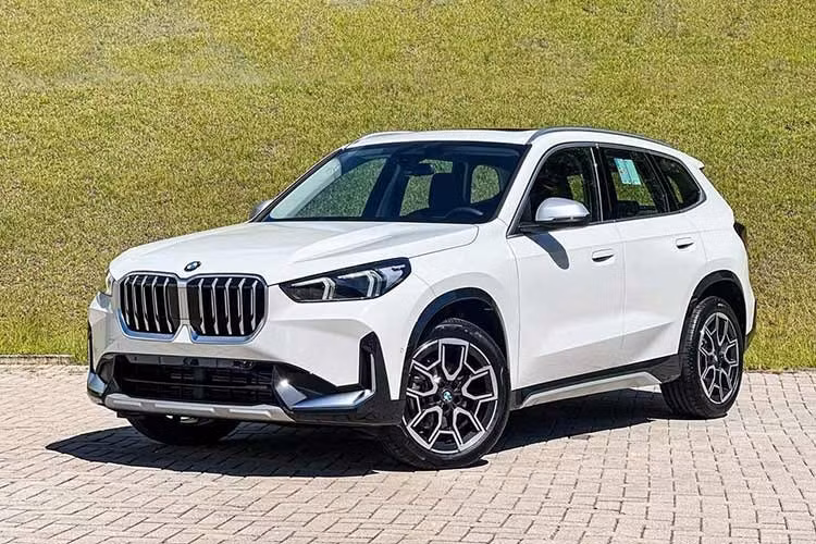 Mẫu xe đối thủ đáng chú ý nhất là Audi Q3, hiện có giá từ 1,89 tỷ đồng. Với giá dự kiến thấp hơn, BMW X1 2026 thế hệ mới có thể tạo lợi thế nhờ mức tiếp cận dễ hơn, đồng thời vẫn sở hữu cấu hình vận hành và trang bị khá hấp dẫn.