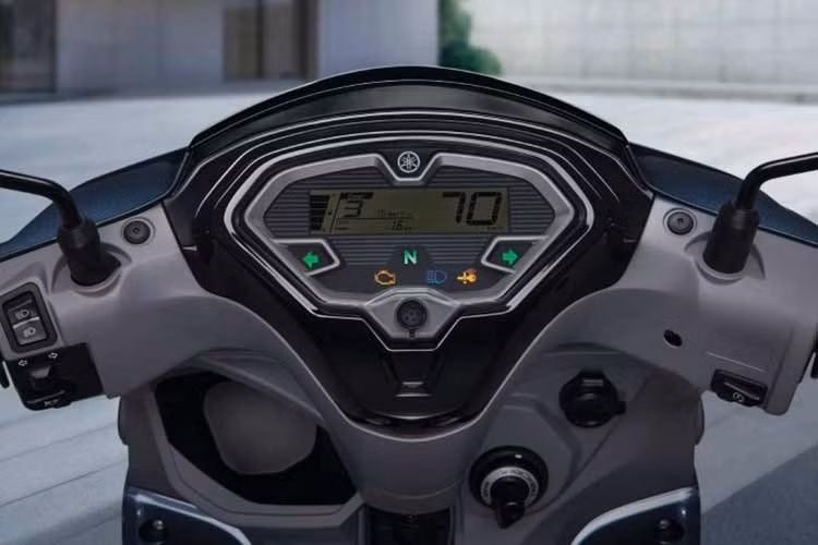 Không chỉ thay đổi về thiết kế, Yamaha Finn mới còn được nâng cấp mạnh mẽ về tiện ích. Xe trang bị bảng đồng hồ kỹ thuật số hiển thị đầy đủ các thông tin vận hành như tốc độ, mức nhiên liệu, vị trí số và quãng đường đã đi.