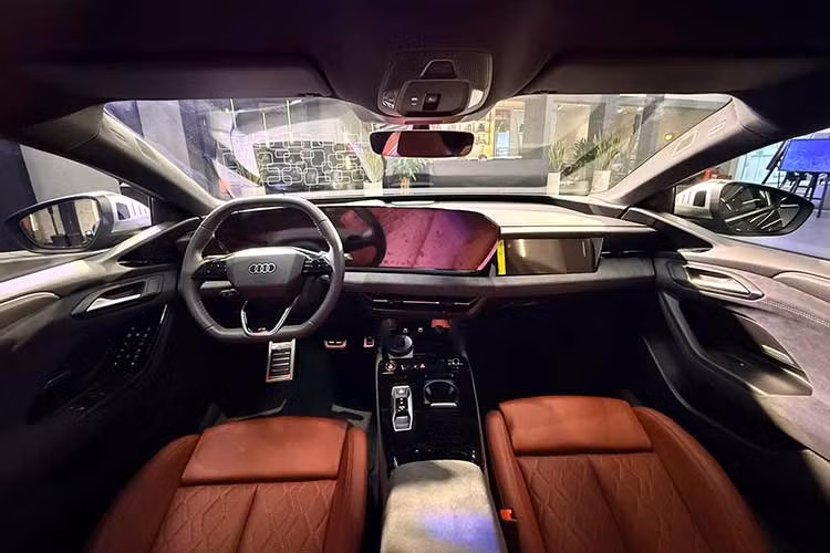 Khoang nội thất của xe được phát triển theo định hướng số hóa với cụm màn hình cong Audi MMI panoramic display sử dụng công nghệ OLED. Hệ thống này bao gồm bảng đồng hồ kỹ thuật số 11,9 inch và màn hình giải trí trung tâm 14,5 inch. Ngoài ra, xe còn có màn hình riêng 10,9 inch dành cho hành khách phía trước.
