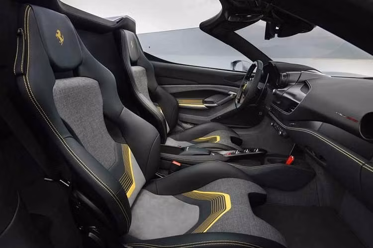 Bên trong khoang nội thất của Ferrari HC25 không có quá nhiều bất ngờ. Nội thất của xe gần như được bê nguyên từ Ferrari F8 sang với chất liệu bọc tùy chỉnh và các chi tiết đồ họa màu vàng. Điều này đồng nghĩa với việc Ferrari không thiết kế lại toàn bộ bảng táp-lô chỉ cho riêng một khách hàng.