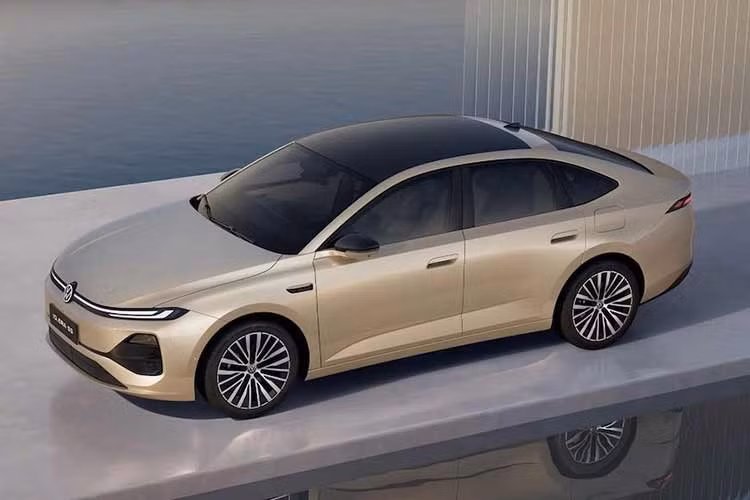 Hơn nữa, Volkswagen tuyên bố rằng mức tiêu thụ nhiên liệu sẽ thấp tới 2,82 lít/100km ngay cả khi pin cạn kiệt. Phần cứng thông minh của xe hỗ trợ tùy chọn camera trước/sau, hai bên sườn và trên nóc cùng thiết bị thu phí không dừng ETC.