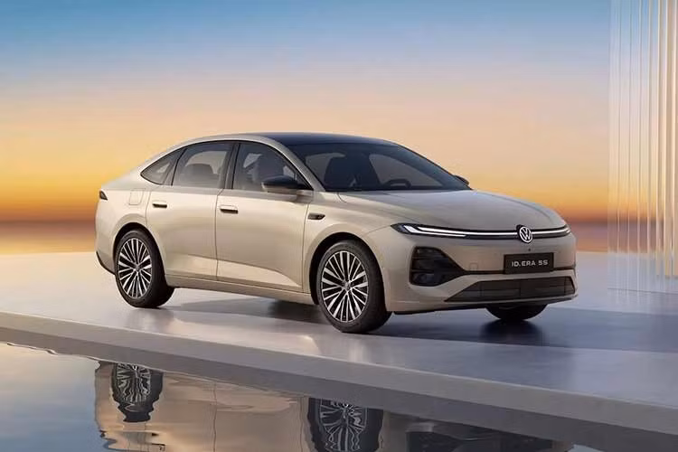 Liên doanh SAIC Volkswagen vừa cho ra mắt mẫu ID. Era 5S 2026 mới. Mặc dù tiền tố ID thường được dùng để chỉ xe điện trong toàn bộ dòng sản phẩm toàn cầu của Volkswagen, mẫu xe này thực chất lại sử dụng hệ thống truyền động hybrid cắm điện.