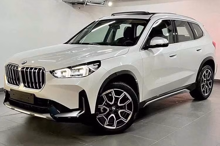 Theo chia sẻ từ một số nhân viên kinh doanh tại đại lý, BMW X1 2026 mới thực tế đã được nhận cọc từ tháng 4 và dự kiến ra mắt khách Việt vào khoảng tháng 10 năm nay. Mẫu xe này nhiều khả năng sẽ được nhập khẩu nguyên chiếc từ Đức, thay vì lắp ráp trong nước như BMW X3.