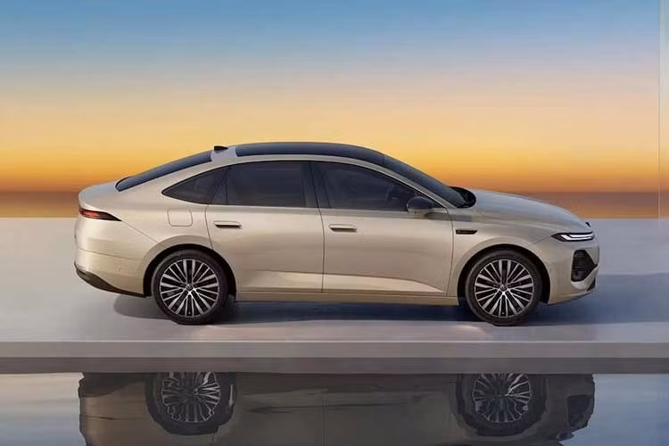 Mẫu xe sedan Volkswagen ID. Era 5S 2026 sở hữu chiều dài 4.836mm trên trục cơ sở 2.766mm. Các nhà thiết kế của Volkswagen đã theo đuổi con số tỷ lệ vàng 0,618 cho tỷ lệ tổng thể và tham khảo phong cách Bauhaus trong quá trình thiết kế.