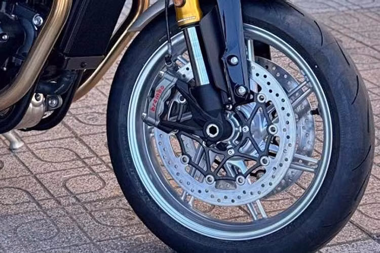 Giống như Speed ​​Twin 1200 RS, bản Cafe Racer được trang bị hệ thống treo cao cấp, với phuộc Marzocchi có thể điều chỉnh hoàn toàn kết hợp với giảm xóc sau Öhlins. Hiệu suất phanh được cung cấp bởi 2 heo phanh Brembo Stylema tác động lên đĩa phanh 320mm, trong khi lốp Metzeler Racetec RR K3 hiệu suất cao được trang bị tiêu chuẩn.