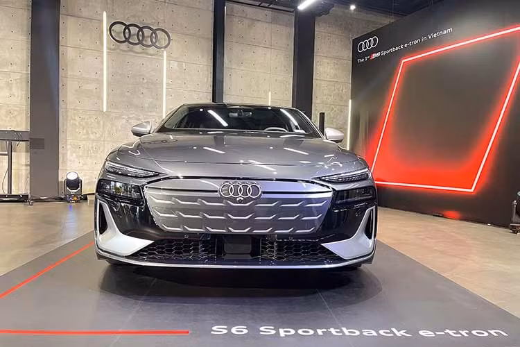 Tại thị trường Việt Nam, Audi S6 Sportback e-tron được phân phối từ tháng 5/2026 với giá khởi điểm từ 4,199 tỷ đồng. Khách hàng mua xe có thể lựa chọn gói sạc miễn phí 2 năm tại hệ thống EVONE hoặc bộ sạc tại nhà công suất 22 kW kèm chi phí và vật tư lắp đặt.