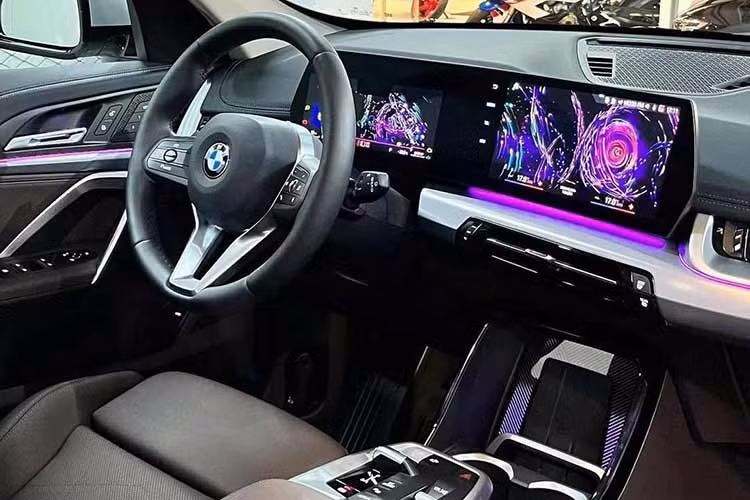 Khoang nội thất của BMW X1 sắp bán tại Việt Nam được thiết kế theo phong cách hiện đại, nổi bật với cụm màn hình cong liền khối. Cấu hình này gồm bảng đồng hồ kỹ thuật số 10,25 inch và màn hình trung tâm 10,7 inch phục vụ hệ thống thông tin giải trí.