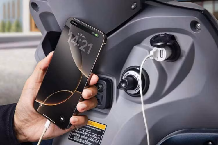 Bên cạnh đó là móc treo đồ tiện dụng, hộc chứa đồ phía trước rộng rãi cùng cổng sạc điện thoại 12V hỗ trợ người dùng dễ dàng kết nối và sử dụng các thiết bị điện tử trong suốt hành trình.