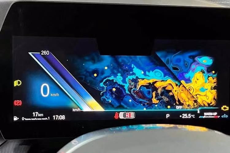 Ngoài ra, xe còn được trang bị dàn âm thanh Harman Kardon 12 loa, ghế ngồi kiểu thể thao, hệ thống điều hòa tự động 2 vùng độc lập, sạc điện thoại không dây và khả năng kết nối thông minh thông qua ứng dụng trên smartphone.