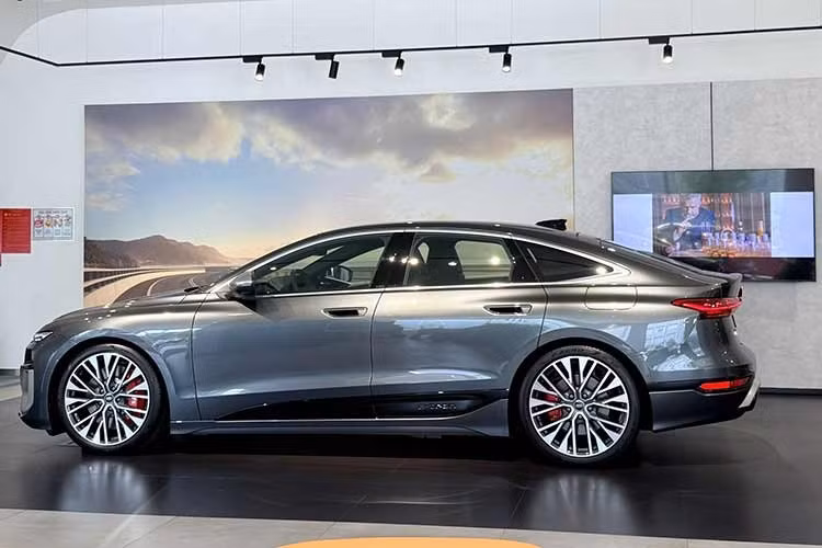 Thiết kế ngoại thất của Audi S6 Sportback e-tron mang phong cách thể thao với phần mui vuốt thấp đặc trưng kiểu Sportback cùng các đường nét khí động học. Hãng xe Đức cho biết mẫu sedan điện này đạt hệ số cản gió chỉ 0,21 Cd – mức thấp nhất từng xuất hiện trên một mẫu xe thương mại của Audi.