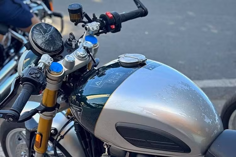 Phiên bản Cafe Racer Edition sở hữu màu Xanh lá cây Competition Green nổi bật lấy cảm hứng từ màu Xanh lá cây Racing Green mang tính biểu tượng của Anh và phối màu Bạc nhôm trên bình xăng. Một đường kẻ màu Vàng Empire Gold được kẻ chính xác làm nổi bật sự chuyển tiếp giữa các màu sắc, trong khi dòng chữ “Cafe Racer Edition” màu Vàng Empire Gold hoàn thiện bình xăng.