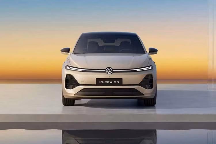 Bề mặt xe phẳng mượt và các chi tiết sắc nét hiện đại, nhưng tổng thể ID. Era 5S mang hình dáng của một chiếc sedan truyền thống. Đèn pha và đèn hậu trải dài toàn bộ chiều rộng xe tương tự như trên mẫu SUV ID. Era 9X , nhưng chúng cũng tích hợp đèn LED màu xanh lam như trên gương chiếu hậu.