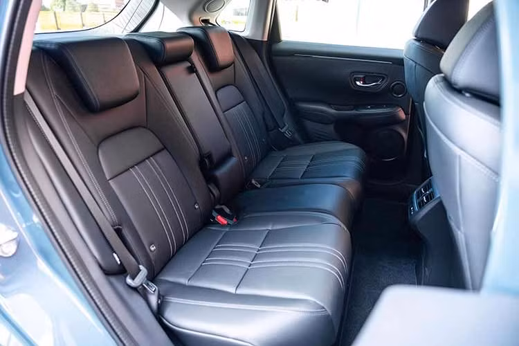 Những trang bị an toàn tiêu chuẩn của Honda ZR-V 2026 gồm 11 túi khí, tính năng kiểm soát hành trình thích ứng, hệ thống phanh khẩn cấp tự động, giám sát sự tập trung của người lái, cảm biến đỗ xe trước và sau...