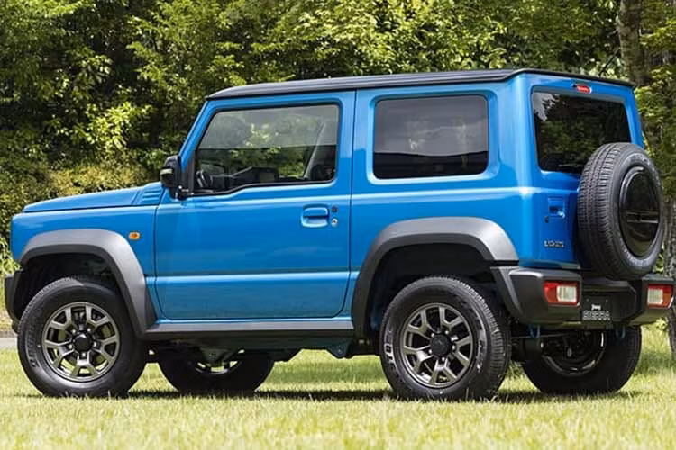 Theo công bố, Jimny 2026 được phân phối với một phiên bản duy nhất sử dụng hộp số tự động 4 cấp và hệ dẫn động 4 bánh bán thời gian. Xe đi kèm chính sách bảo hành 3 năm hoặc 100.000 km, cùng các ưu đãi như hỗ trợ cứu hộ 24/7 và bảo hiểm trong năm đầu tiên.