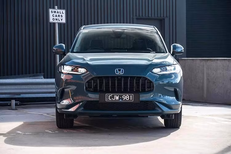 Ba phiên bản hybrid đều có công suất 181 mã lực và tất cả các phiên bản đều có cấu hình 5 chỗ ngồi. So với thế hệ trước, giá bán của ZR-V đã có sự điều chỉnh tăng. Trước đây, mẫu xe này tại Australia có giá khởi điểm từ 25.695 USD, trong khi bản cao nhất cũng ở mức 37.145 USD.