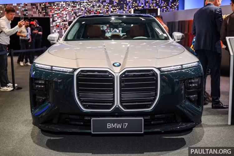 Đáng chú ý, quá trình sản xuất bộ pin này có sự hợp tác kỹ thuật với Rimac tại Croatia trong khâu lắp đặt tế bào vào vỏ pin trước khi vận chuyển về nhà máy Dingolfing (Đức) để hoàn thiện công đoạn lắp ráp cuối cùng. Nhờ mật độ năng lượng cao hơn, phạm vi hoạt động của toàn bộ các phiên bản i7 đều tăng mạnh.